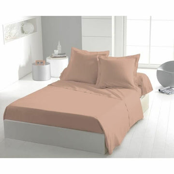 Rosa Oberlaken Lovely Home auf einem Bett. Weiche Farbe und minimalistisches Design.