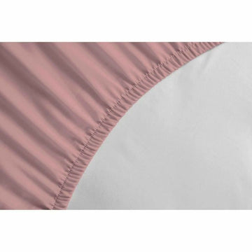 Nahaufnahme: Rosa Spannbetttuch Lovely Home mit elastischem Rand.