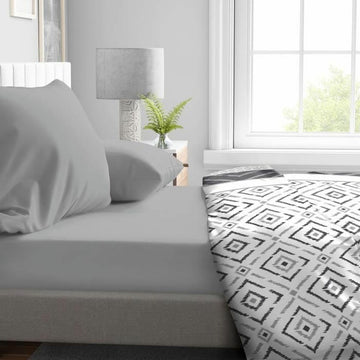Graues HOME LINGE PASSION Spannbetttuch 140x190 cm. Glatte, helle graue Farbe.