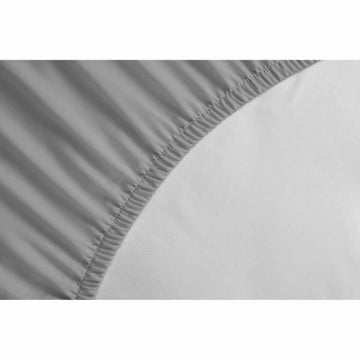 Hellgraues Spannbetttuch mit elastischem Rand. Komfortables Bettwäsche-Detail.