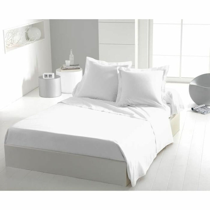 Weißes HOME LINGE PASSION Bettwäsche-Set King Size mit flachem Laken im Schlafzimmer.