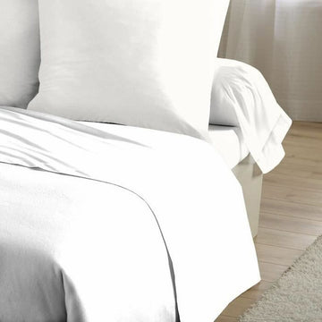 Weißes Bettwäsche-Set mit flachem Spannbettlaken in King Size. Elegante und komfortable Bettwäsche.