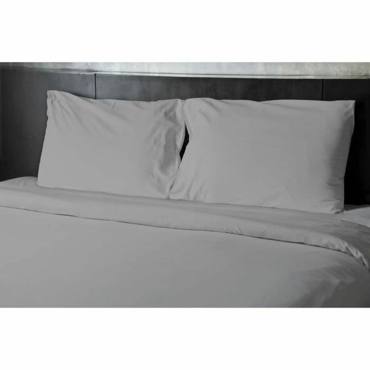 Graues HOME LINGE PASSION Bettwäsche-Set mit Kissenbezügen und Spannbettlaken.
