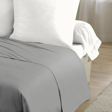 Graues King-Size Spannbettlaken Set. Bettwäsche mit weichen, weißen Kissen.