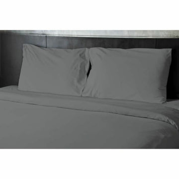 Graues King-Size Bettwäsche-Set mit Spannbettlaken und Kissenbezügen.