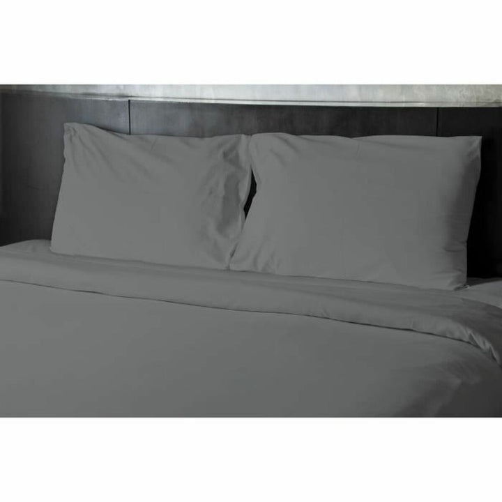 Graues King-Size Bettwäsche-Set mit Spannbettlaken und Kissenbezügen.
