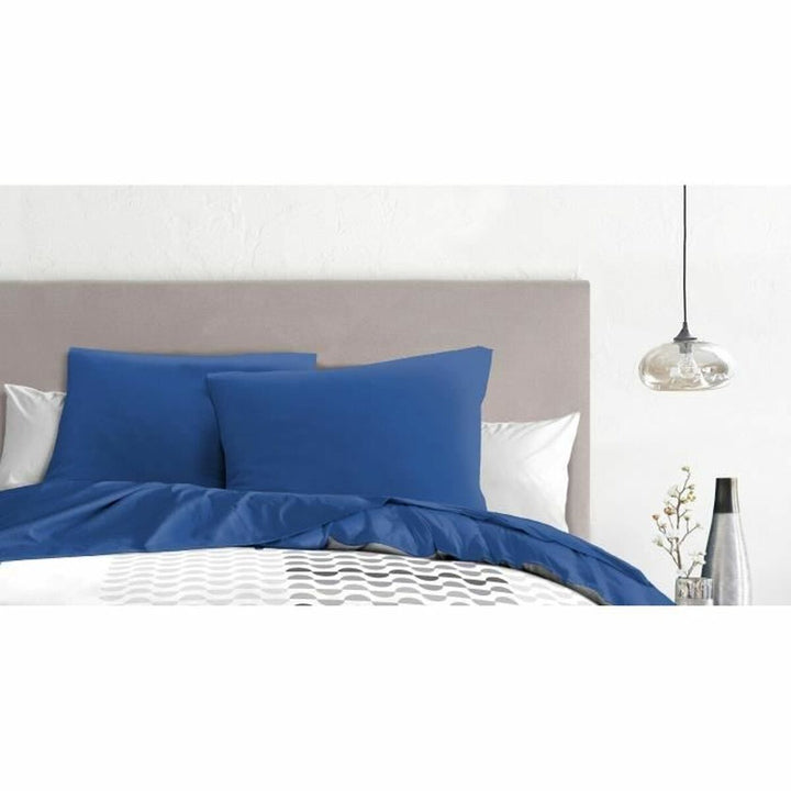 Blauer HOME LINGE PASSION Kissenbezug (63x63 cm) auf einem Bett präsentiert.