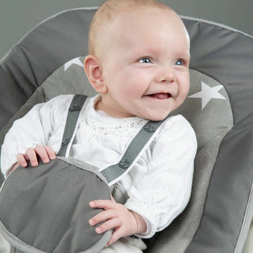 Baby sitzt sicher im Roba Hochstuhl mit Sternenmuster - homely Family Shop