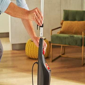 Schwarzer Vileda Steam XXL Plus Dampfreiniger wird montiert. Der Dampfreiniger sorgt für hygienische Sauberkeit.