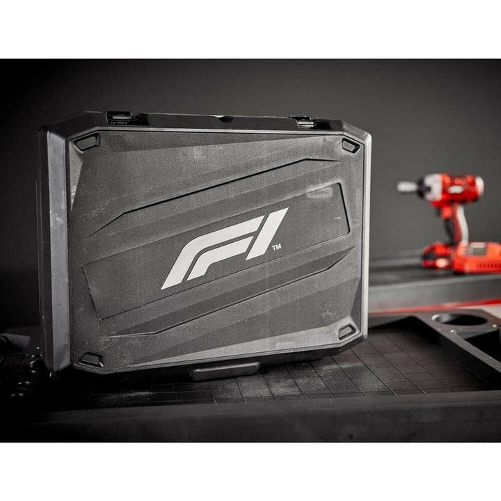 Schwarzer Tragekoffer für FORMULA 1 IW220 Schlagschrauber mit F1-Logo. Schrauber im Hintergrund.