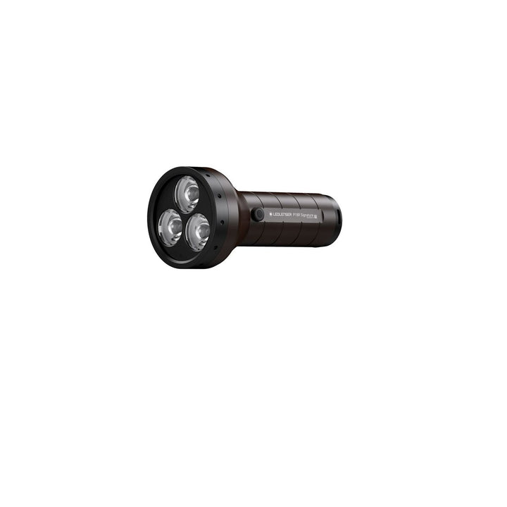 Schwarze Ledlenser P18R Taschenlampe mit drei Linsen für optimale Ausleuchtung und hohe Leistung.