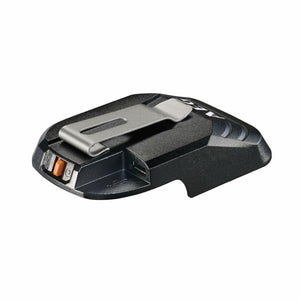 Schwarzer USB Adapter mit Metallclip, USB-Anschluss und orangefarbenem Knopf.