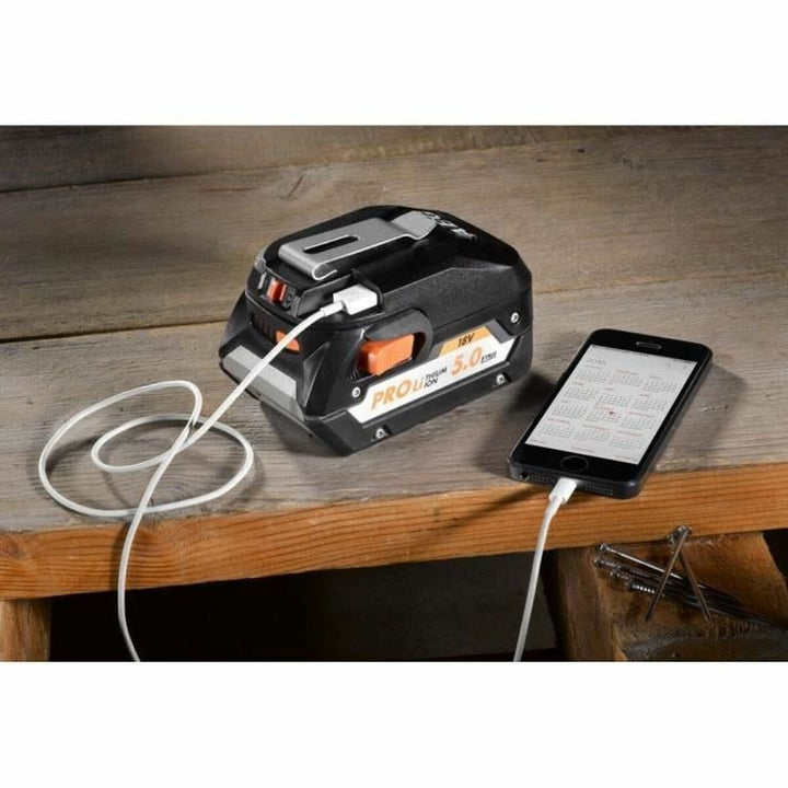 Schwarzer AEG BHJ18C-0 USB Adapter lädt ein Smartphone mit einem weißen USB-Kabel auf einer Holzoberfläche.