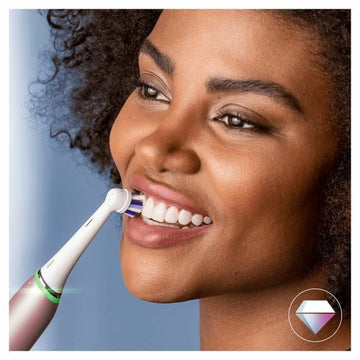 Frau nutzt Oral-B iO Zahnbürste für Mundpflege, hochwertige Qualität - homely Family Shop