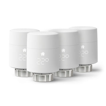 Vier weiße Tado Smart Heizkörperthermostate mit Temperaturanzeige und programmierbarer Funktion.