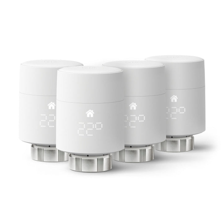 Vier weiße Tado Smart Heizkörperthermostate mit Temperaturanzeige und programmierbarer Funktion.