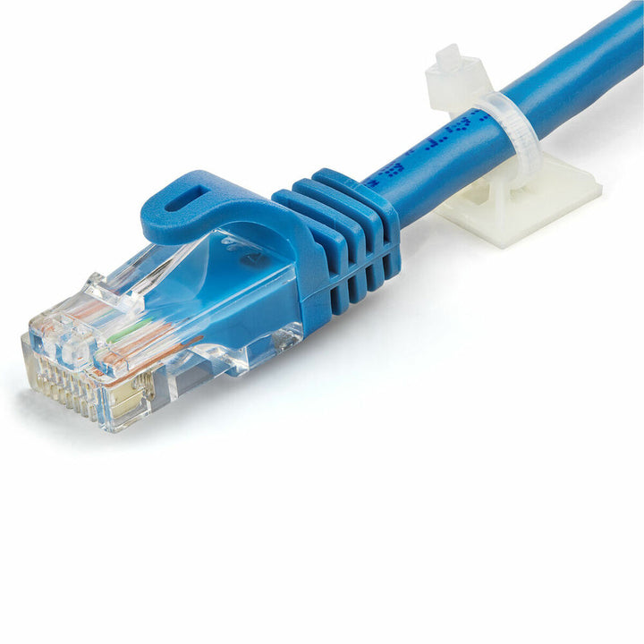 Nahaufnahme: Blauer Netzwerkkabel mit RJ45-Stecker und weißem Kabelbinder zur Kabelorganisation.