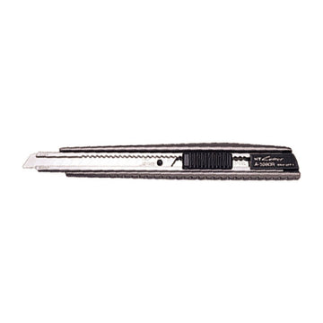 Silberner NT Cutter 9 mm mit scharfer Klinge und strukturiertem Griff für präzise Schnitte.
