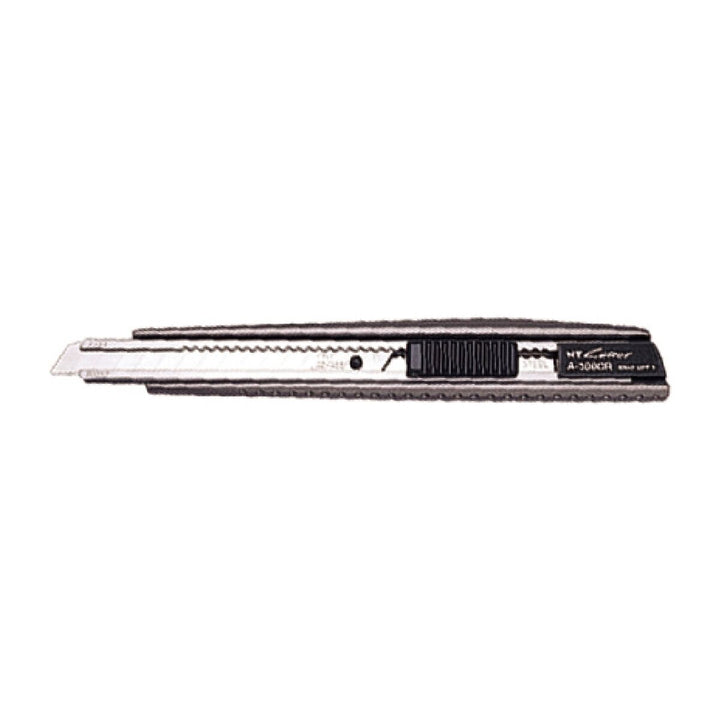 Silberner NT Cutter 9 mm mit scharfer Klinge und strukturiertem Griff für präzise Schnitte.