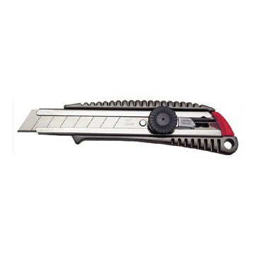 NT Cutter 18 mm: Silbernes Messer mit scharfer Klinge und schwarzem Griff.