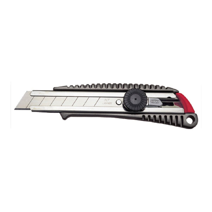 NT Cutter 18 mm: Silbernes Messer mit scharfer Klinge und schwarzem Griff.