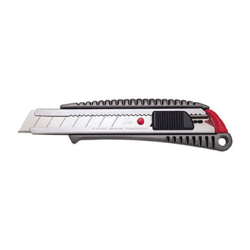 Nahaufnahme: NT Cutter 18 mm. Silberklinge, schwarzer Griff und roter Akzent.