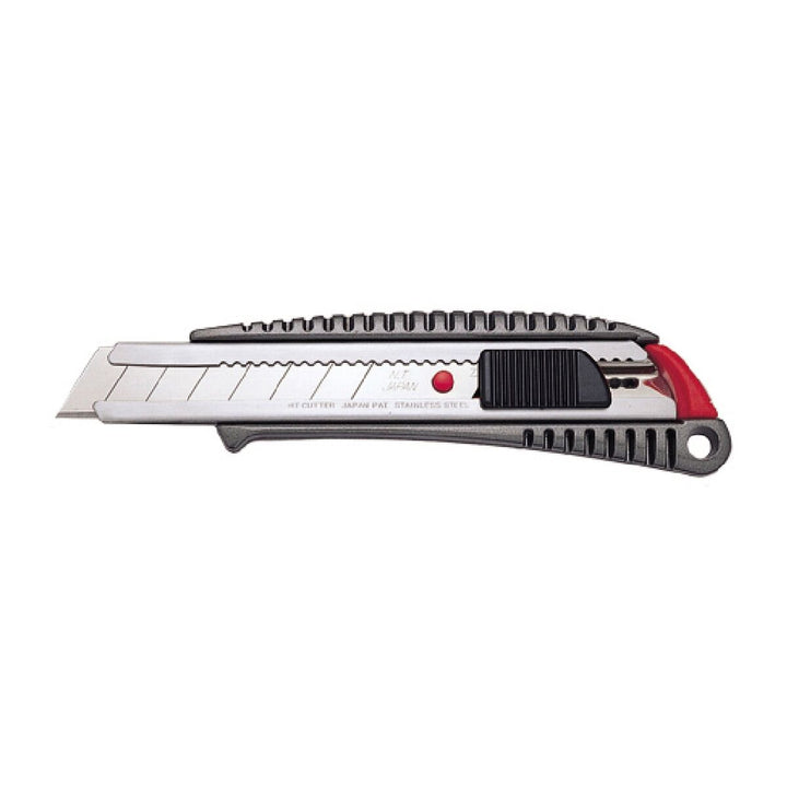 Nahaufnahme: NT Cutter 18 mm. Silberklinge, schwarzer Griff und roter Akzent.