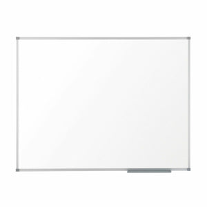 Weiße Nobo Magnettafel mit Aluminium Rahmen und Stiftablage aus Stahl.