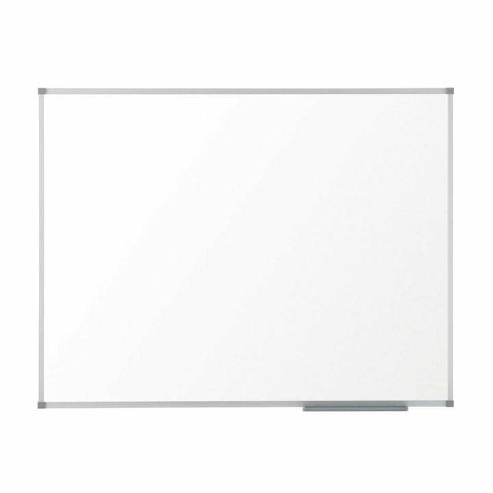 Weiße Nobo Magnettafel mit Aluminium Rahmen und Stiftablage aus Stahl.