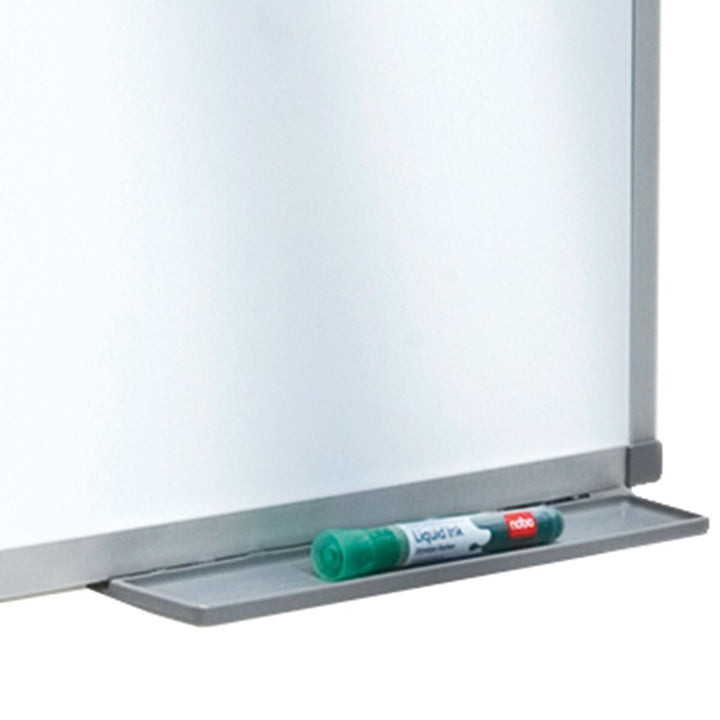 Weiße Nobo Magnettafel mit Aluminiumrahmen und Stiftablage mit grünem Marker.