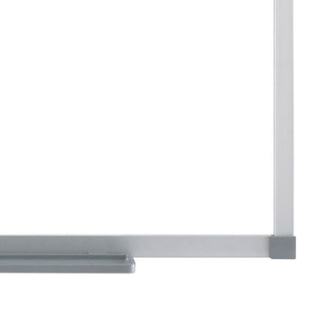 Detailansicht der Nobo Magnettafel: Weiße Stahl Oberfläche und Aluminium Rahmen.