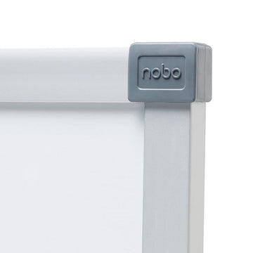 Detailaufnahme: Weiße Nobo Magnettafel mit Aluminiumrahmen und grauer Ecke.