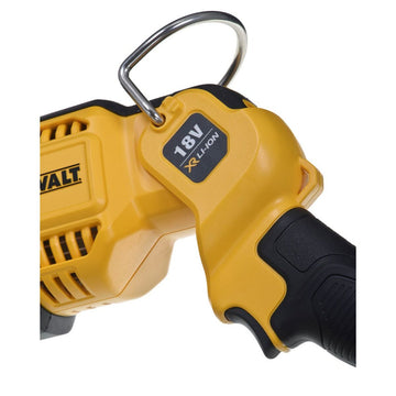Gelbe Dewalt DCL043-XJ Taschenlampe mit schwarzem Griff und Haken.