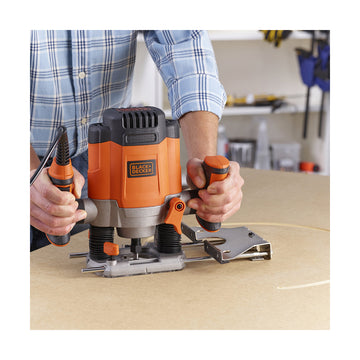 Orange Black&Decker Fräsmaschine im Einsatz. Kronenbohr-/Fräsmaschine zum präzisen Arbeiten.