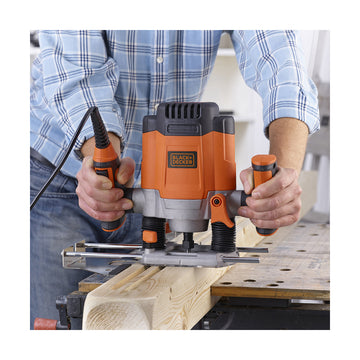 Orange Black & Decker Fräsmaschine in Aktion. Kronenbohr-Fräsmaschine für präzise Holzarbeiten.