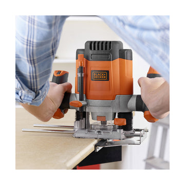 Black & Decker Kronenbohr-/Fräsmaschine in Aktion. Fräse mit Tiefenanschlag und Holzbearbeitung.