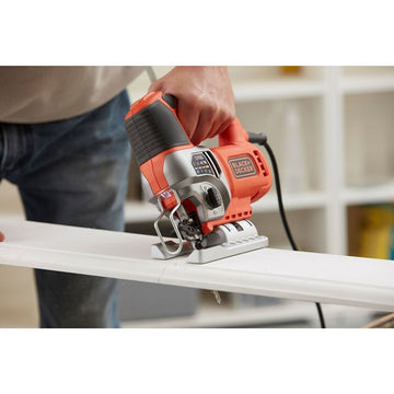 Orange Black&Decker Laubsäge schneidet Holz. Einstellbare Säge für präzise Schnitte.
