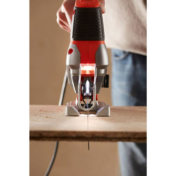 Black & Decker Laubsäge BES610-QS in Aktion. LED-Licht beleuchtet präzise den Schnittbereich.