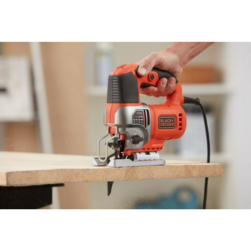 Orange Black+Decker Laubsäge schneidet Holz. Sichtbare Klinge und Hand. Präzise Schnitte mit der Stichsäge.