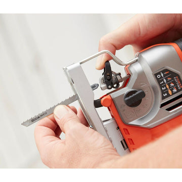 Black & Decker Laubsäge BES610-QS. Silber-Orange Farbschema und Klinge für sauberes Holz.