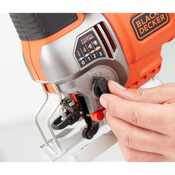 Nahaufnahme Black & Decker Stichsäge BES610-QS mit Power Cutting Einstellungen.