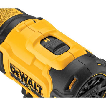 Nahaufnahme: Gelbes Dewalt DCE530N-XJ Heißluftgebläse mit markantem Netzschalter und Logo.