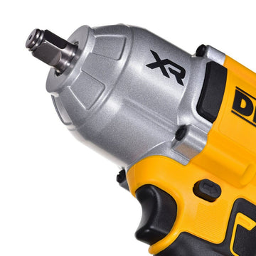 Nahaufnahme des gelb-silbernen Dewalt DCF900NT-XJ Schlagschraubers mit XR-Logo.