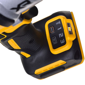 Nahaufnahme Schlagschrauber Dewalt DCF900NT-XJ: Schwarz-gelbes Design, ergonomischer Griff und LED-Licht.