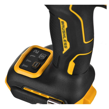 Detailaufnahme: Dewalt DCF923N Schlagschrauber mit digitalem Bedienfeld und bürstenlosem Motor.