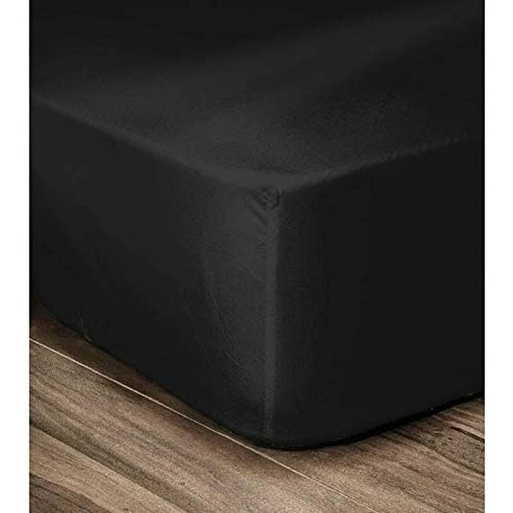 Schwarzes Spannbettlaken für Doppelbett 140x190 cm, glatte Textur.