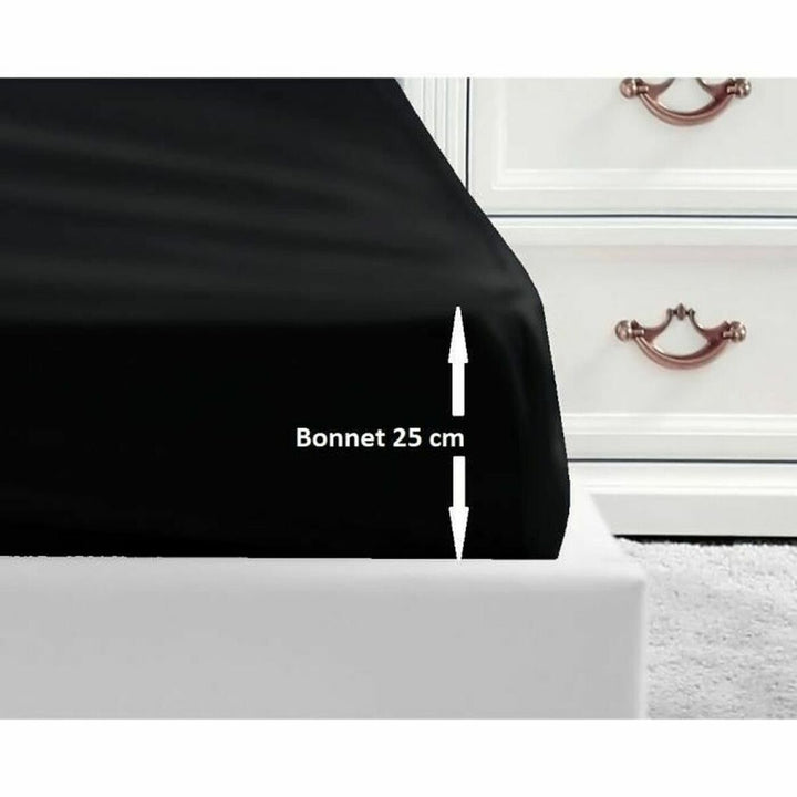 Schwarzes Spannbetttuch Doppelbett 180x200 mit 25 cm Bonnet. Glatte Textur des schwarzen Spannbetttuchs.