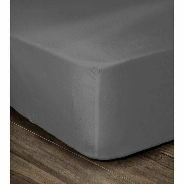 Dunkelgraues Doppelbett Spannbettlaken 140 x 190 cm auf einem Bett mit Holzboden.
