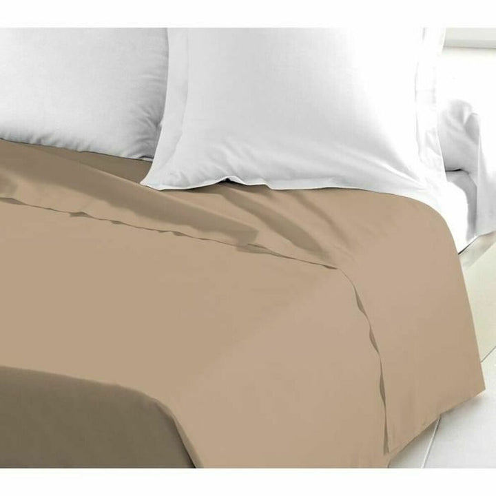Beige Oberlaken 180 x 290 cm auf einem Bett mit weißen Kissen. Glatte Textur.