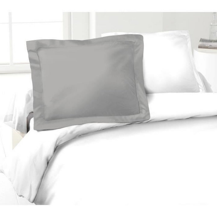 Grauer Kissenbezug (50x70 cm) aus 100 % Baumwolle mit dekorativem Rand auf einem Bett.
